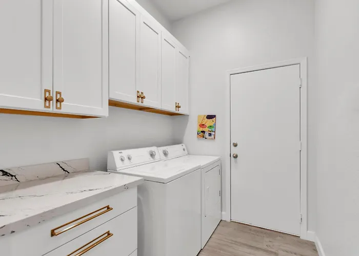Modern, Upgraded, Resort-style Holiday home Chandler